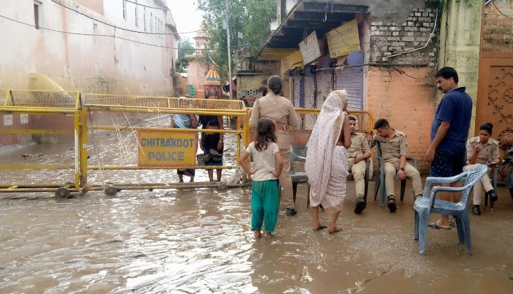 मंदाकिनी नदी का जलस्तर घटने पर सावन के दूसरे सोमवार को मंदिर जाने वाले श्रद्धालुओं को बैरीकेटिं? मंदाकिनी नदी का जलस्तर घटने पर सावन के दूसरे सोमवार को मंदिर जाने वाले श्रद्धालुओं को बैरीकेटिं?