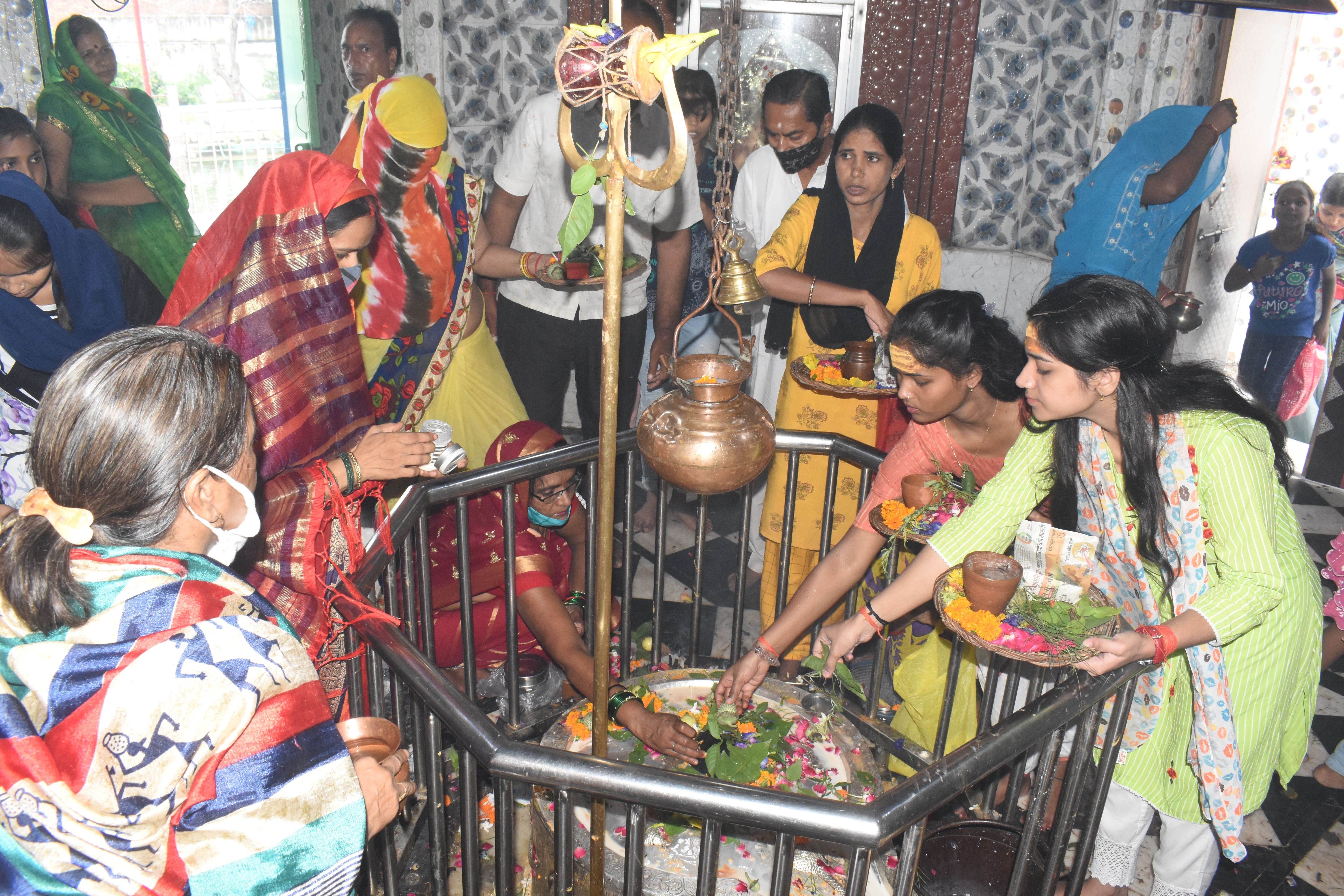 सिद्धनाथ मंदिर में शिवलिंग पर जल चढ़ाते भक्त। संवाद