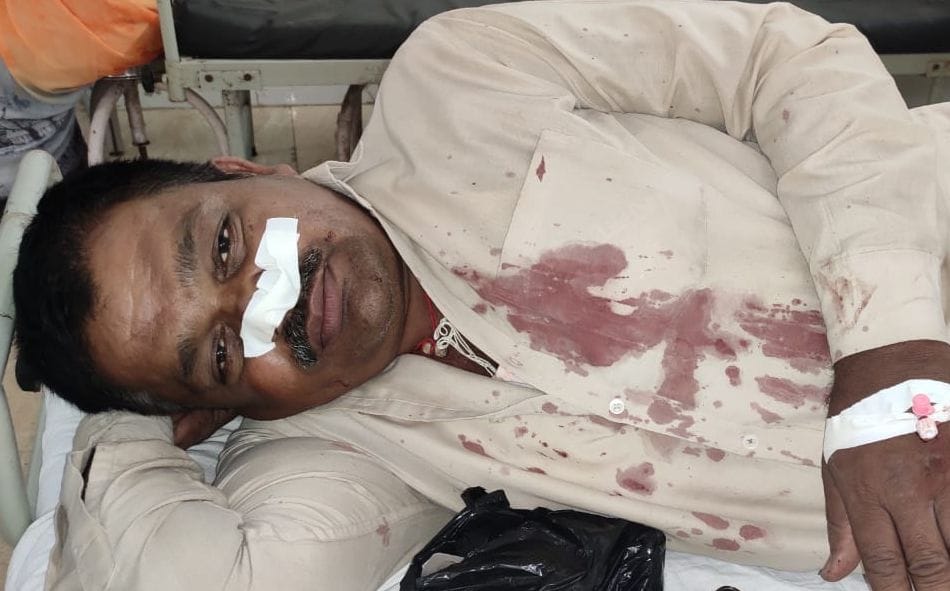  घटना की जानकारी देता घायल होमगार्ड ओमप्रकाश। संवाद