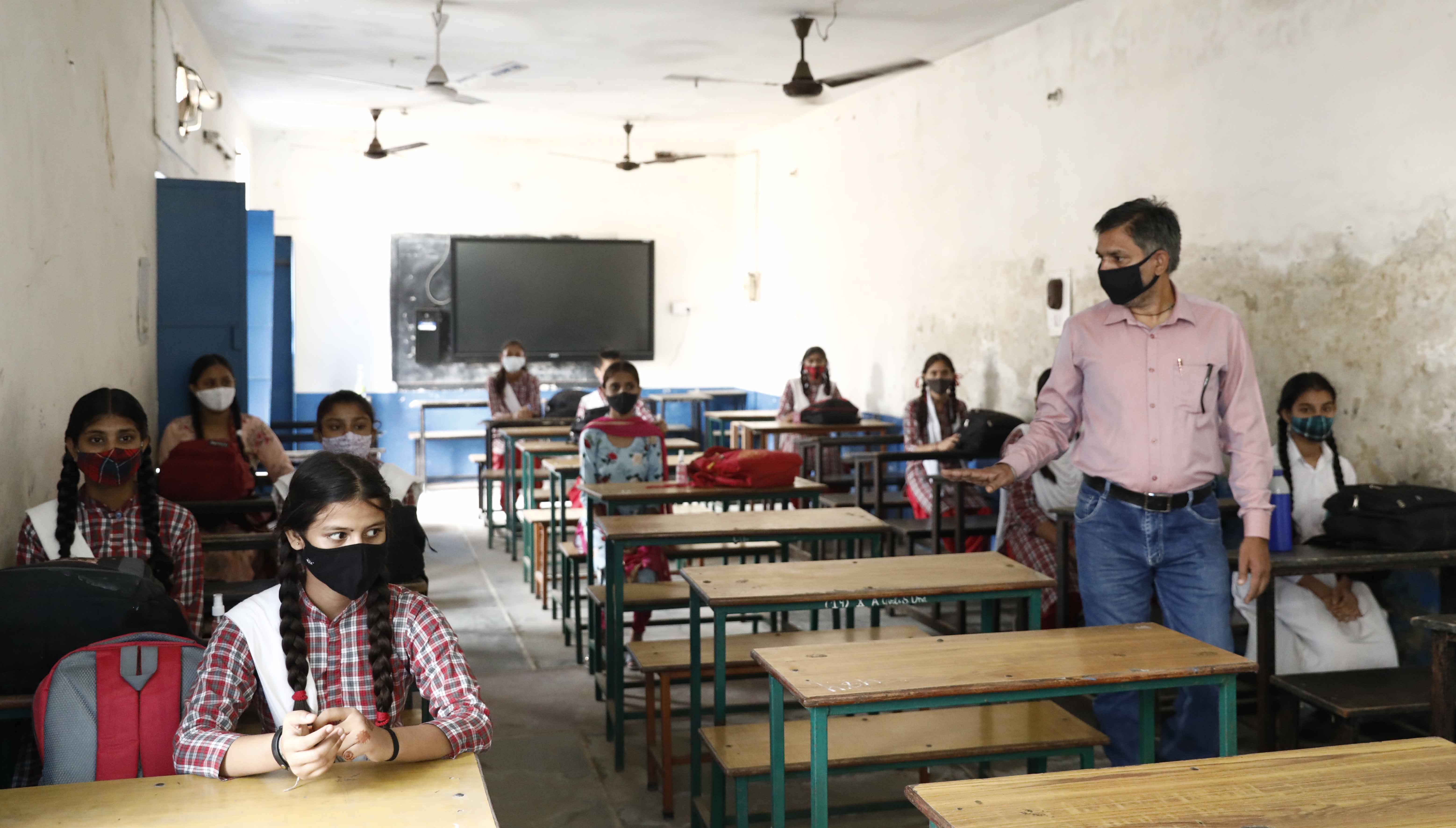 कन्या स्कूल ऊना में कक्षा में बैठी छात्राएं। कन्या स्कूल ऊना में कक्षा में बैठी छात्राएं।
