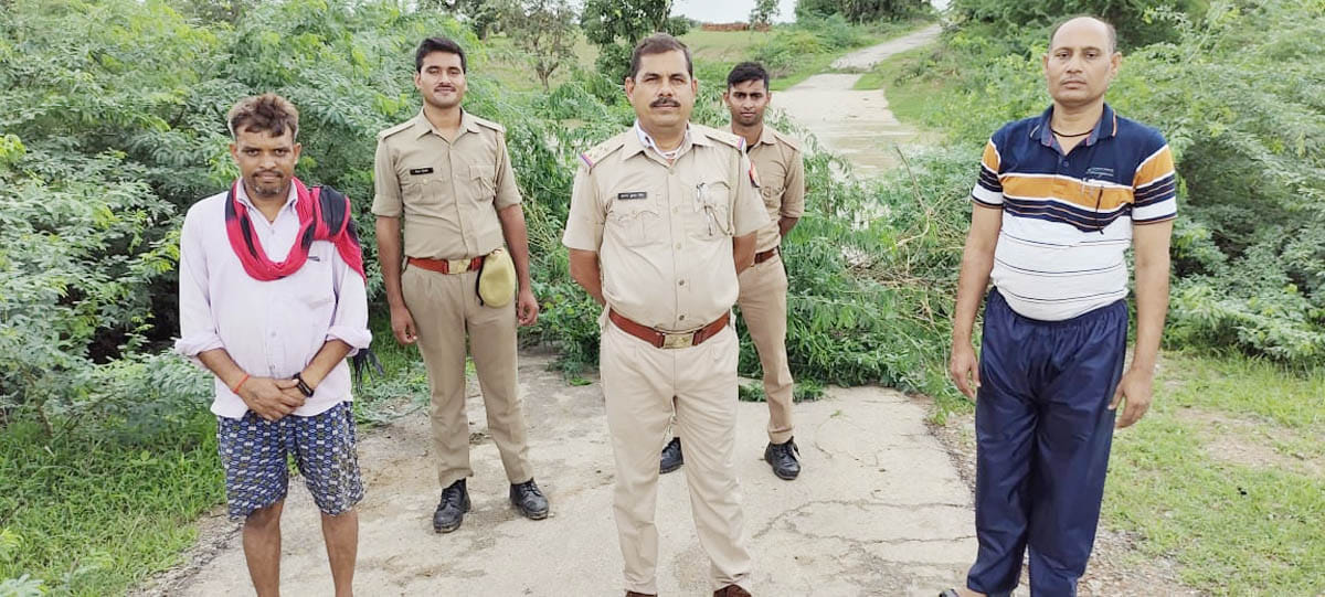 सोनार नाले के रपटे के ऊपर से बह रहे पानी को देखते पुलिस कर्मी। सोनार नाले के रपटे के ऊपर से बह रहे पानी को देखते पुलिस कर्मी।
