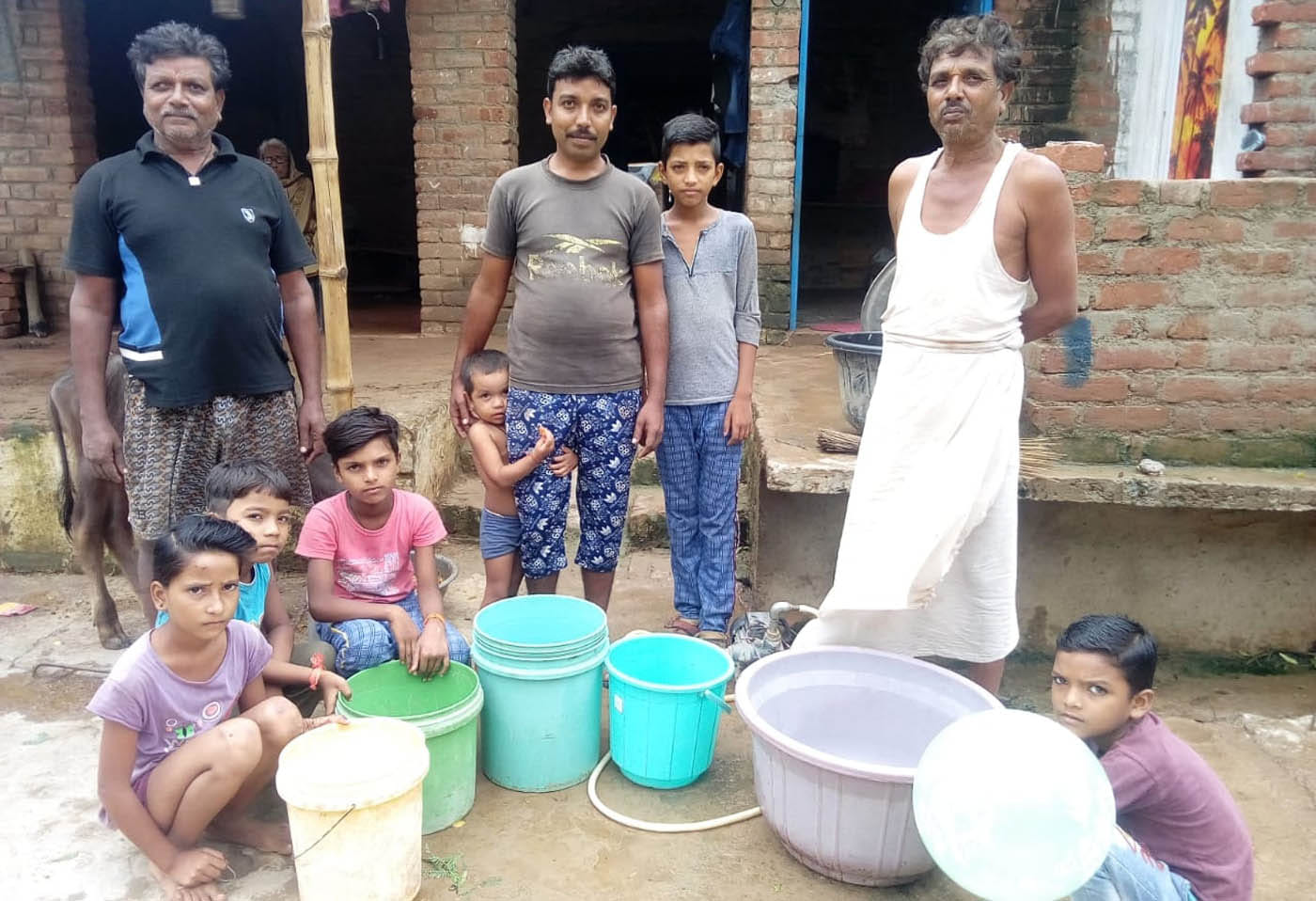मेड़ी मोहल्ले में खाली बरतन लेकर पानी आने का इंतजार करते लोग व बच्चें।