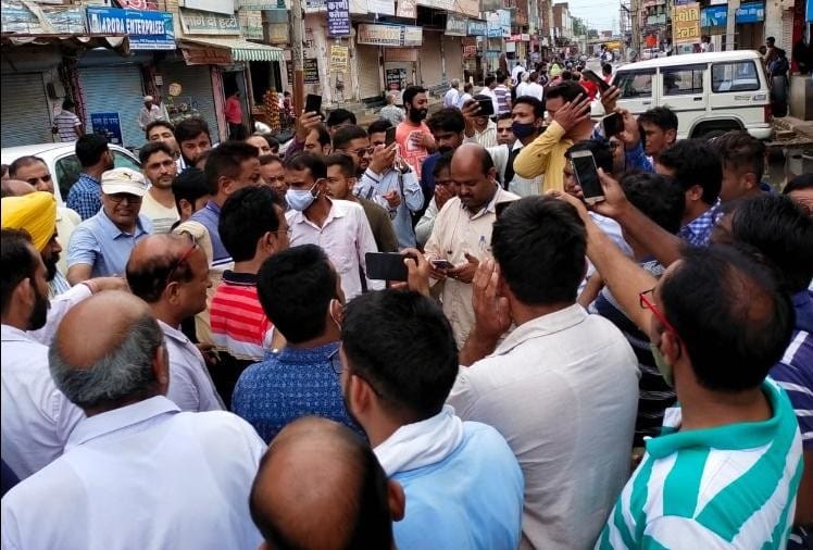 प्रदर्शन: किसानों के बाद दुकानदार भी जलभराव से परेशान, बाजार बंद कर जताया रोष