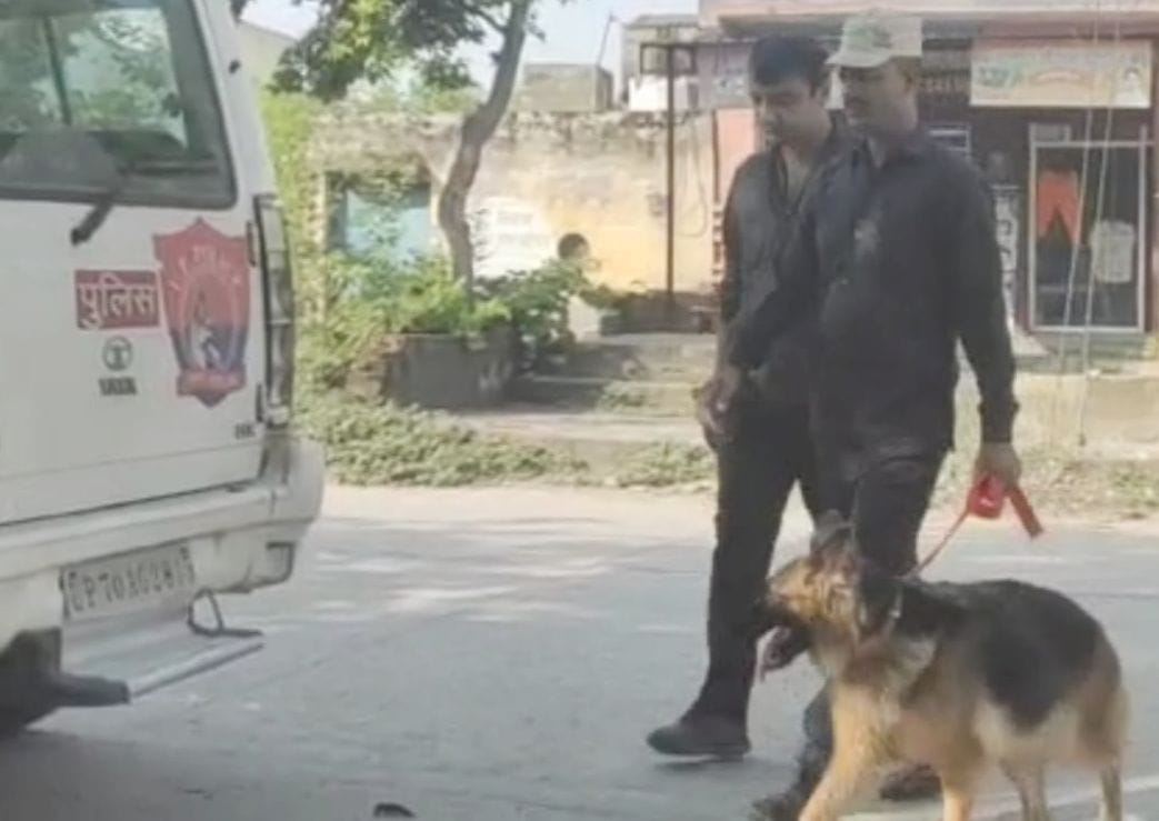 जारचा में चोरी की सूचना पर पहुंचा डॉग स्कवॉयड।