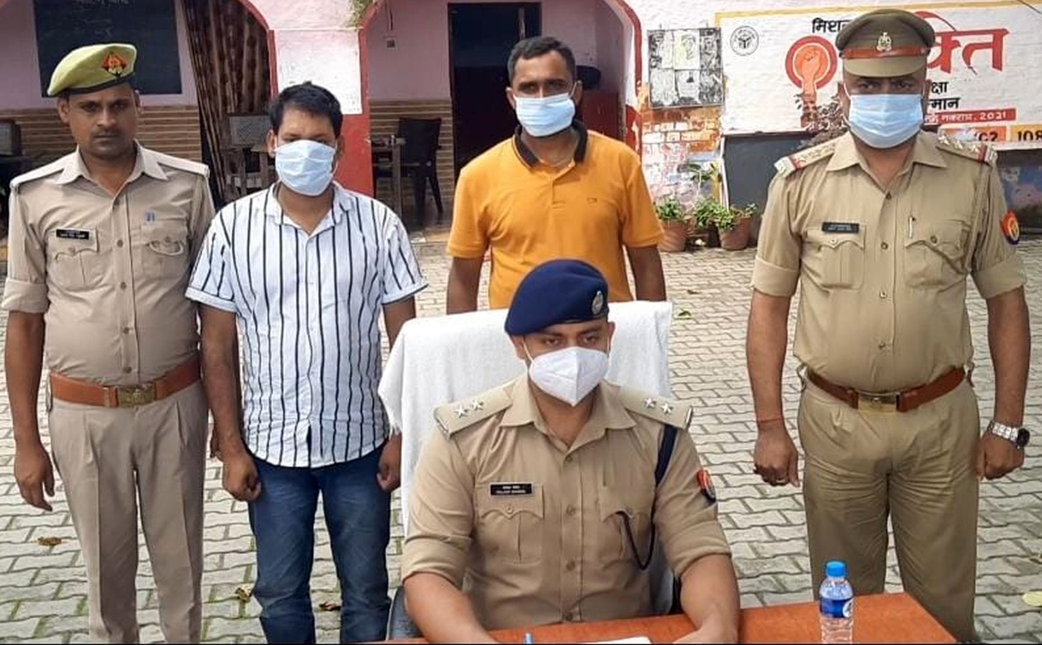 अयोध्या-कोतवाली कैंट में पत्रकारों से वार्ता करते सीओ सिटी/एएसपी अयोध्या-कोतवाली कैंट में पत्रकारों से वार्ता करते सीओ सिटी/एएसपी