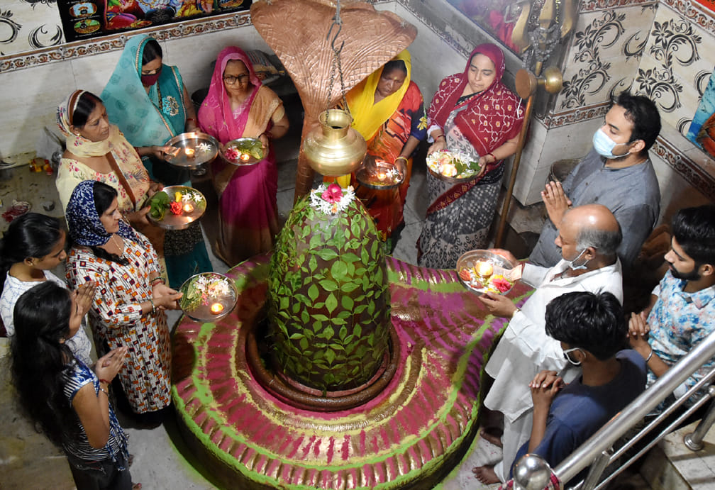 राधा विहार स्थित औघदानी महादेव मन्दिर सावन के सोमवार पर पूजा अर्चना करते शिव भक्त राधा विहार स्थित औघदानी महादेव मन्दिर सावन के सोमवार पर पूजा अर्चना करते शिव भक्त