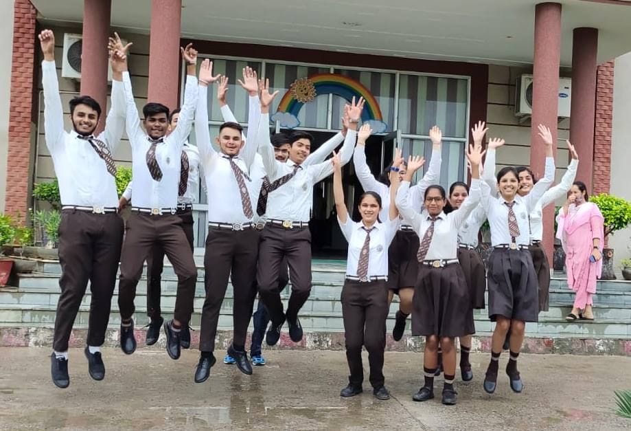 परीक्षा परिणाम आने के बाद खुशी जाहिर करते डेफोडिल्स स्कूल के विद्यार्थी। परीक्षा परिणाम आने के बाद खुशी जाहिर करते डेफोडिल्स स्कूल के विद्यार्थी।