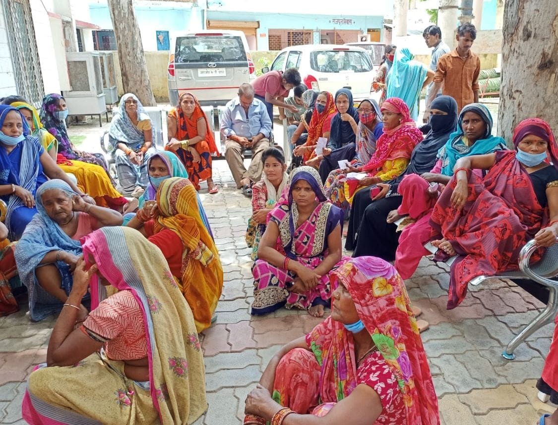 नवाबगंज सीएचसी में वैक्सीनेशन के लिए अपनी बारी का इंतजार करतीं महिलाएं। संवाद नवाबगंज सीएचसी में वैक्सीनेशन के लिए अपनी बारी का इंतजार करतीं महिलाएं। संवाद