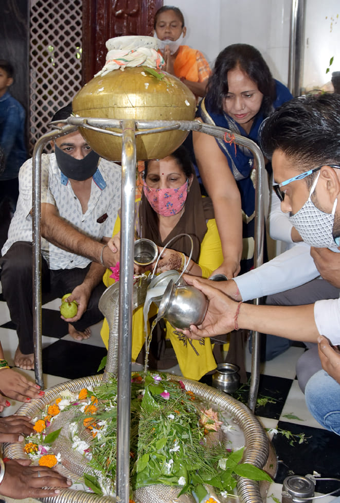 बागेश्वर महादेव मन्दिर में जलाभिषेक करते शिव भक्त बागेश्वर महादेव मन्दिर में जलाभिषेक करते शिव भक्त