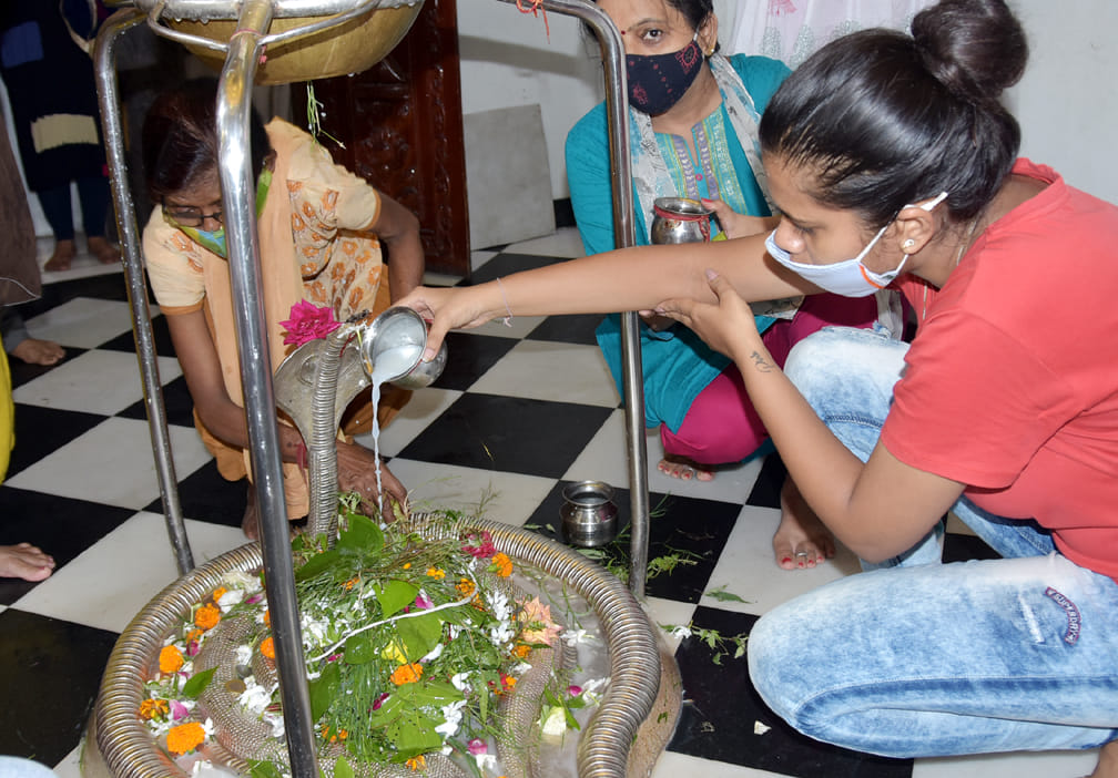 बागेश्वर महादेव मन्दिर में जलाभिषेक करते शिव भक्त बागेश्वर महादेव मन्दिर में जलाभिषेक करते शिव भक्त