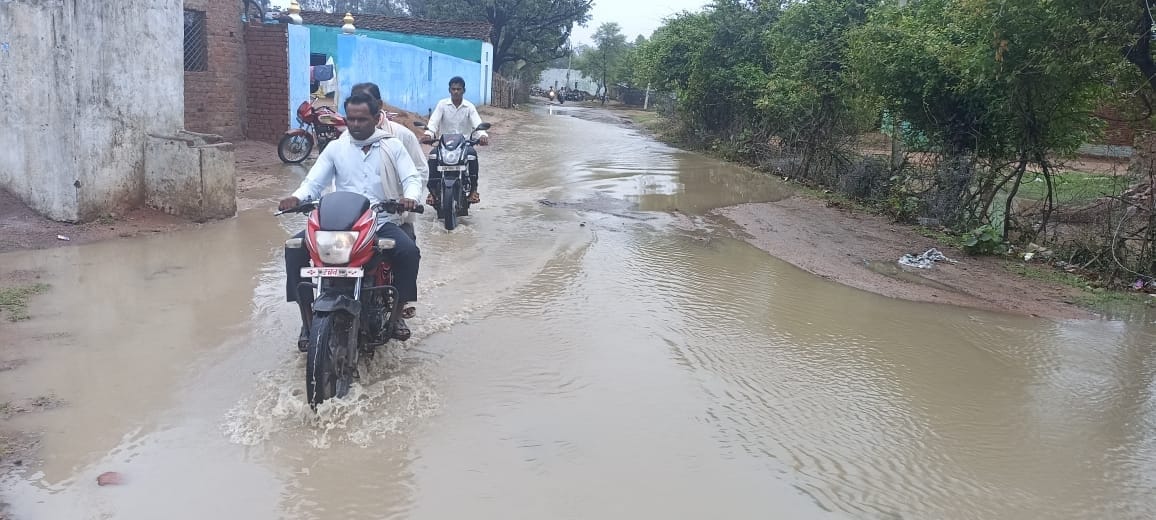 सड़क पर भरे पानी में बाइक के डूबे आधे पहिए सड़क पर भरे पानी में बाइक के डूबे आधे पहिए