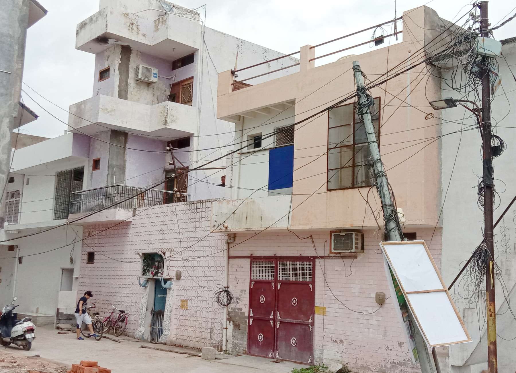 घरों के बगल से निकले तार घरों के बगल से निकले तार