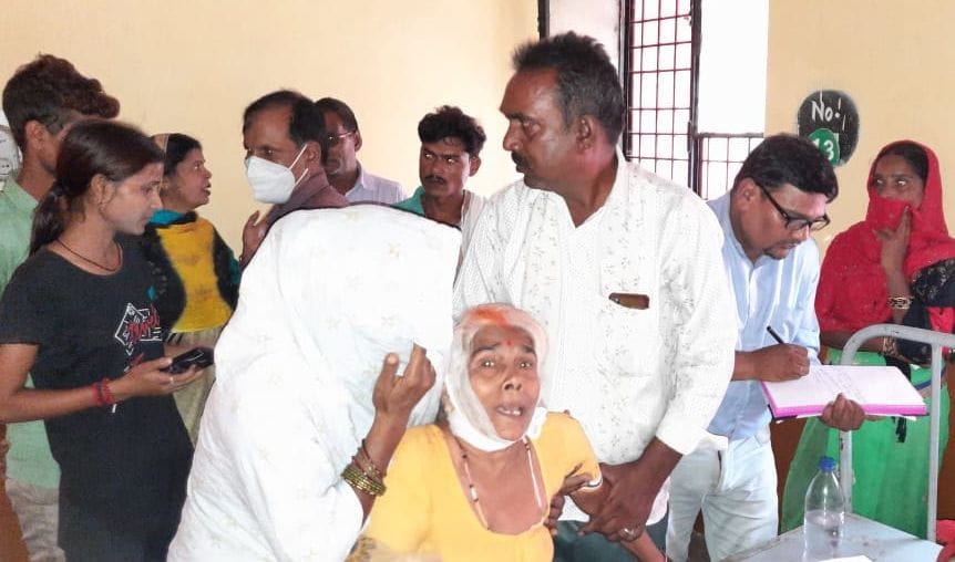 सीएचसी मियागंज में घायल शीतला प्रसाद की पत्नी रामश्री। संवाद सीएचसी मियागंज में घायल शीतला प्रसाद की पत्नी रामश्री। संवाद