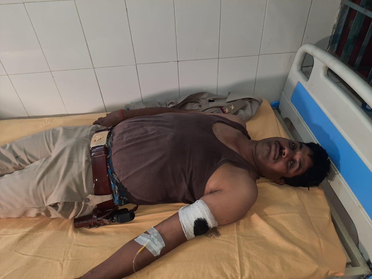 जिला अस्पताल में भर्ती गोली लगने से घायल चौबिया थाना प्रभारी मुकेश सोलंकी जिला अस्पताल में भर्ती गोली लगने से घायल चौबिया थाना प्रभारी मुकेश सोलंकी