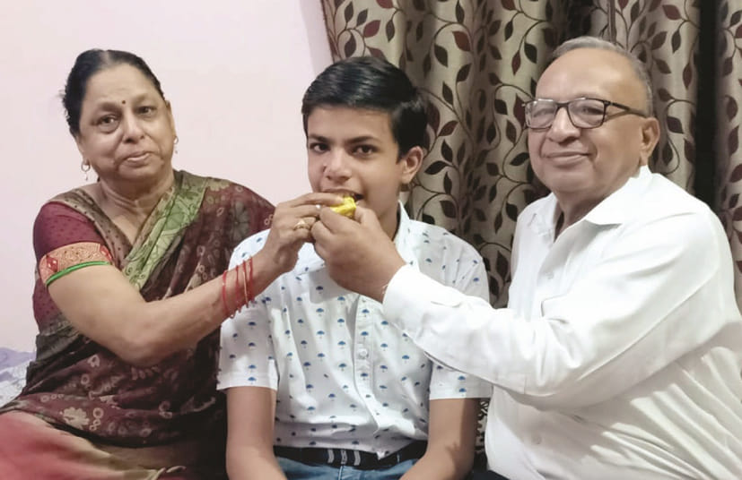 दून वैली पब्लिक स्कूल के टॉपर छात्र शिरीष गुप्ता को मिठाई खिलाकर आशीर्वाद देते दादा अशोक गुप्ता ?