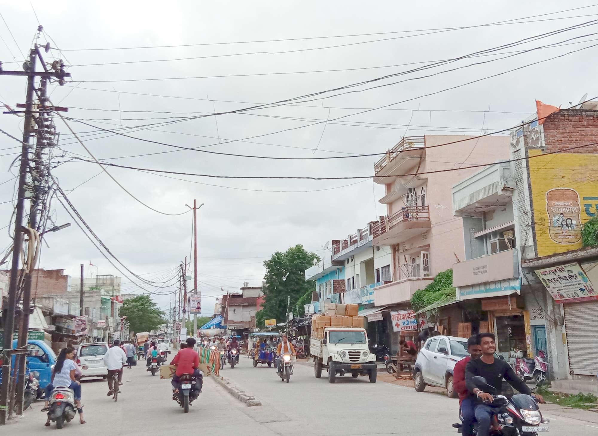 मुख्य मार्ग में सड़कों पर झूल रहे बिजली के तार मुख्य मार्ग में सड़कों पर झूल रहे बिजली के तार