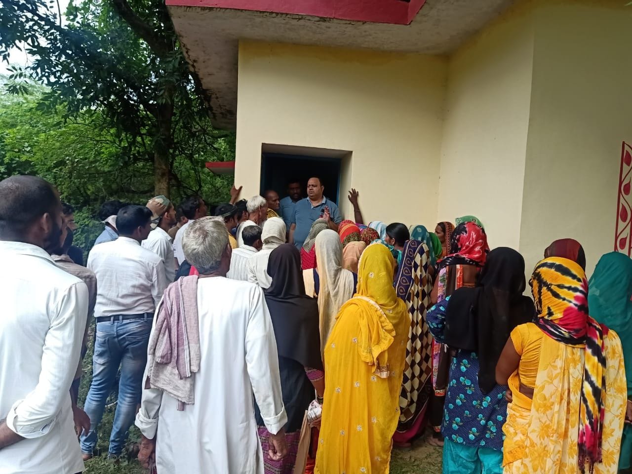 कोहडौर में वैक्सीन न लगाये जाने पर हंगामा कर रहे लोगों को समझाते अधीक्षक भरत पाठक। कोहडौर में वैक्सीन न लगाये जाने पर हंगामा कर रहे लोगों को समझाते अधीक्षक भरत पाठक।