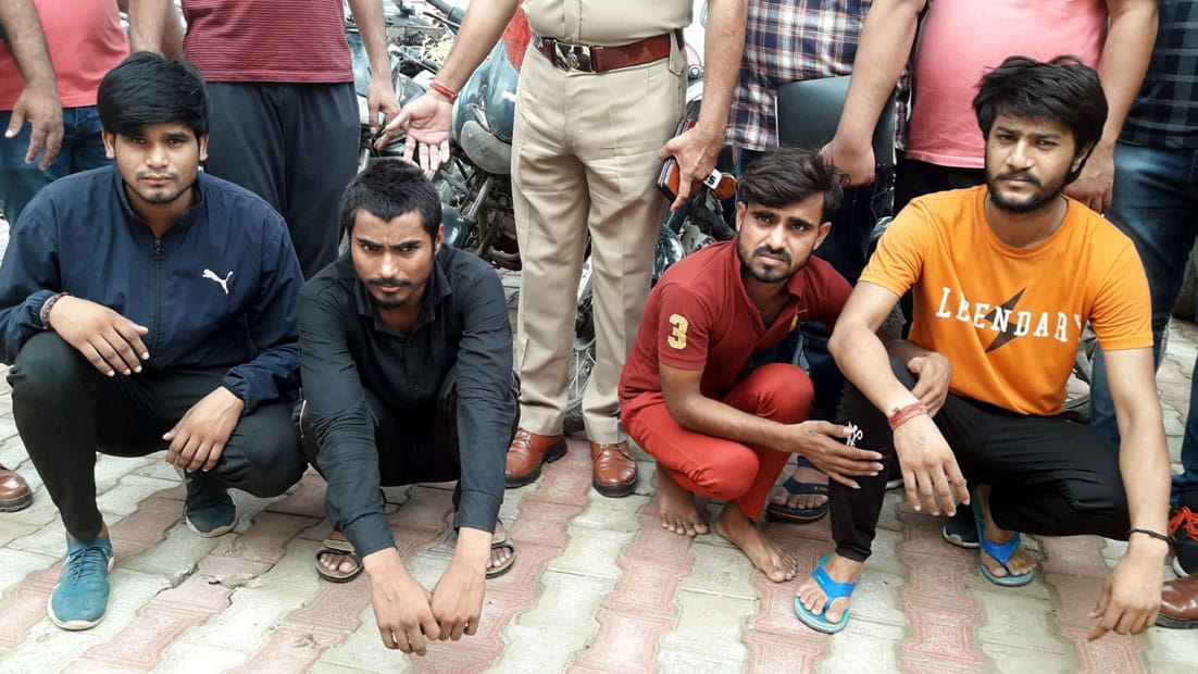 कोतवाली पुलिस और एसओजी टीम ने चोरी की 13 बाईक, 3 चाकू, 1 तमंचे के साथ गिरफतार किए अंतर्राज्यीय बाइक चो? कोतवाली पुलिस और एसओजी टीम ने चोरी की 13 बाईक, 3 चाकू, 1 तमंचे के साथ गिरफतार किए अंतर्राज्यीय बाइक चो?
