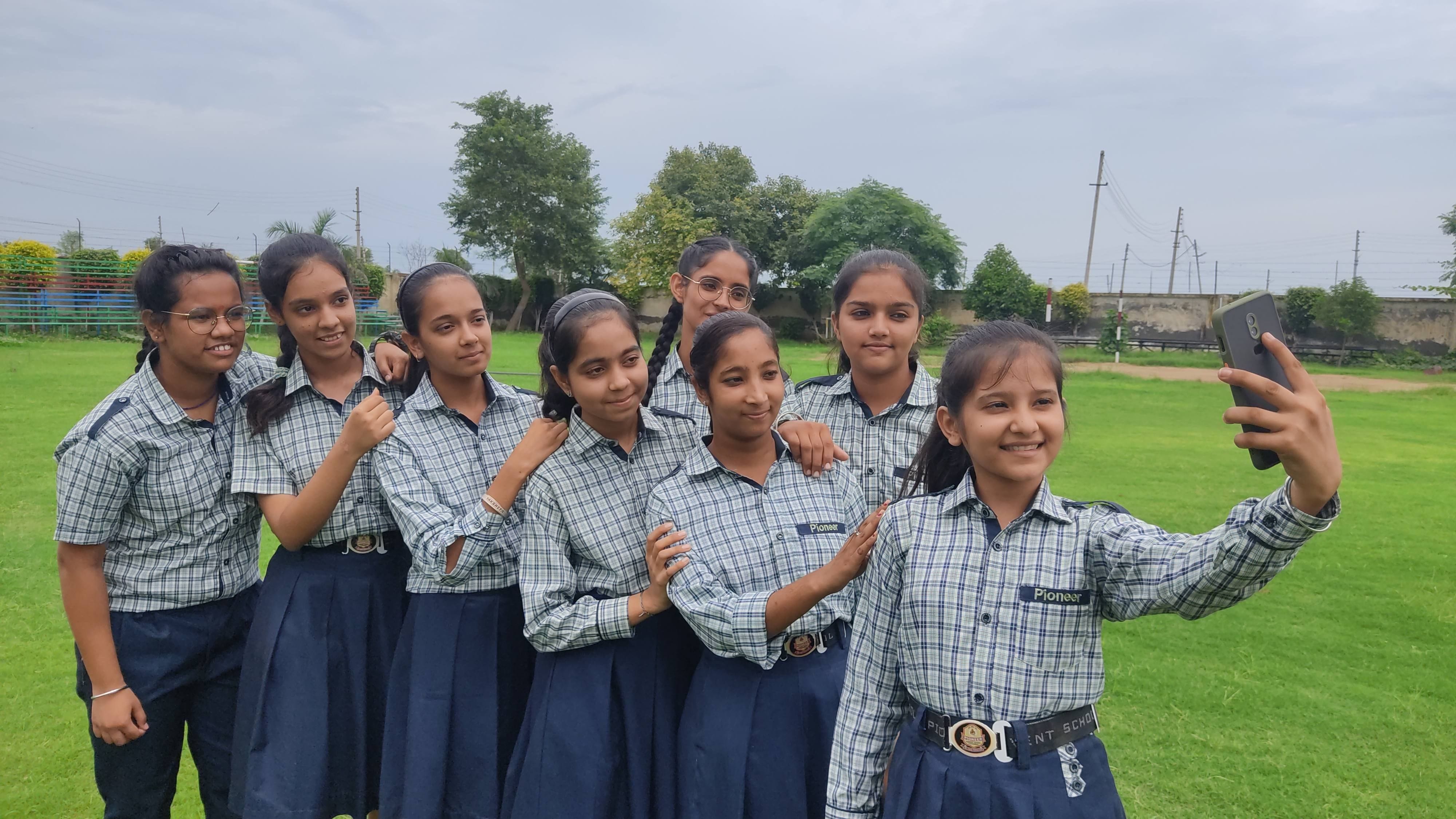 सेल्फी लेकर खुशी जाहिर करतीं पायनियर स्कूल के छात्राएं। सेल्फी लेकर खुशी जाहिर करतीं पायनियर स्कूल के छात्राएं।