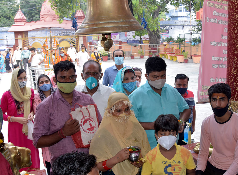 भूतेश्वर महादेव मन्दिर में सावन के सोमवार पर जलाभिषेक के लिये लाइन में लगे शिव भक्त भूतेश्वर महादेव मन्दिर में सावन के सोमवार पर जलाभिषेक के लिये लाइन में लगे शिव भक्त