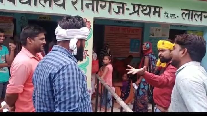 रानीगंज कैथोला में वक्सीन के लिए हंगामा करते लोग। संवाद रानीगंज कैथोला में वक्सीन के लिए हंगामा करते लोग। संवाद