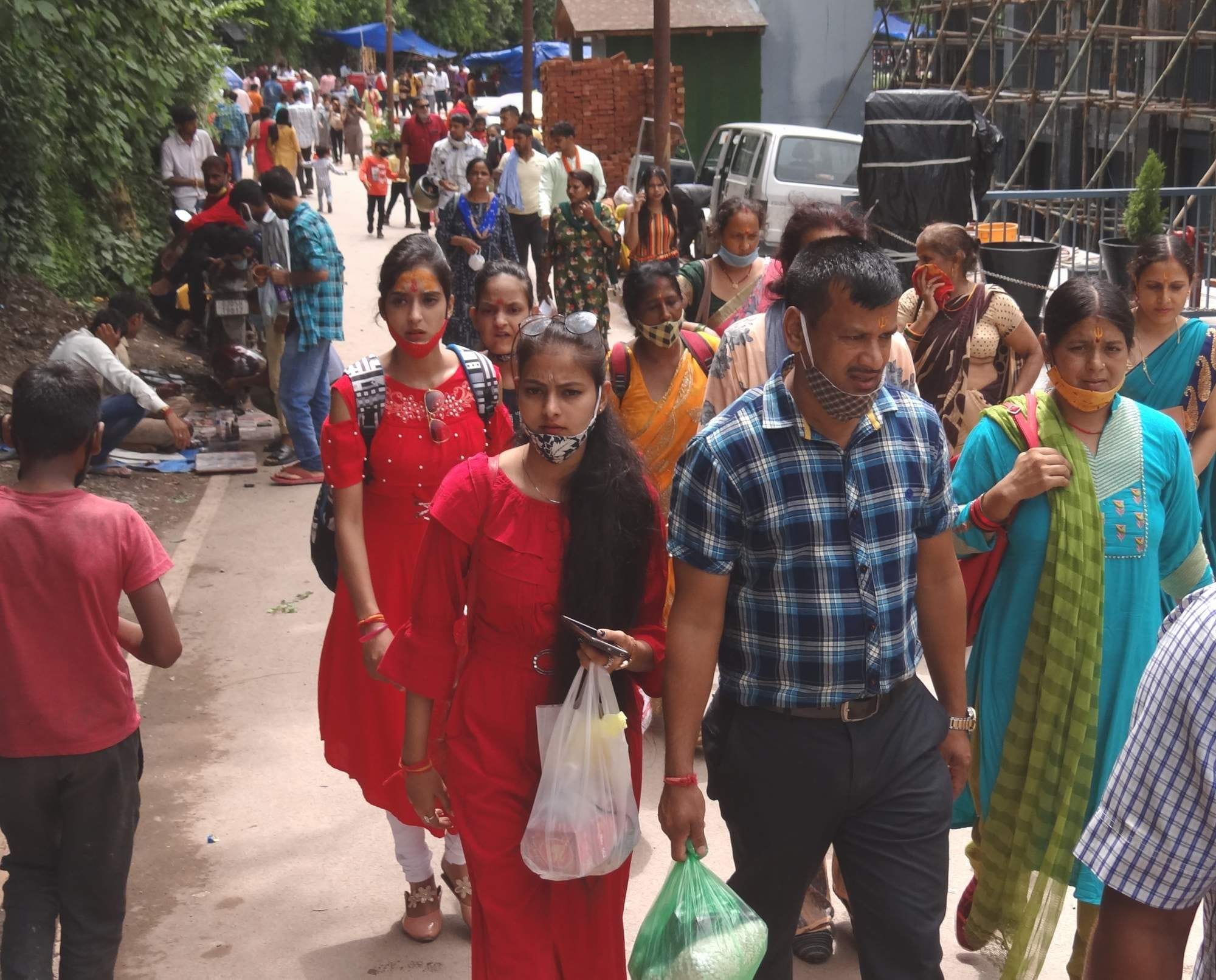 नीलकंठ मंदिर में उमड़ी शिवभक्तों की भीड़.