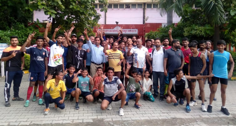स्टेडियम में खुशी मनाते हॉकी खिलाड़ी स्टेडियम में खुशी मनाते हॉकी खिलाड़ी