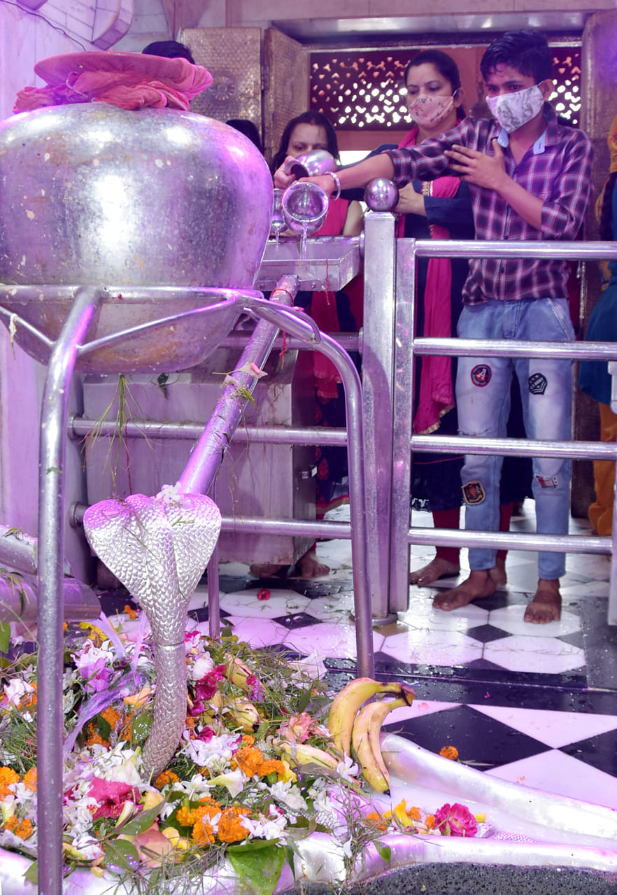 भूतेश्वर महादेव मन्दिर में सावन के सोमवार पर जलाभिषेक करते शिव भक्त भूतेश्वर महादेव मन्दिर में सावन के सोमवार पर जलाभिषेक करते शिव भक्त