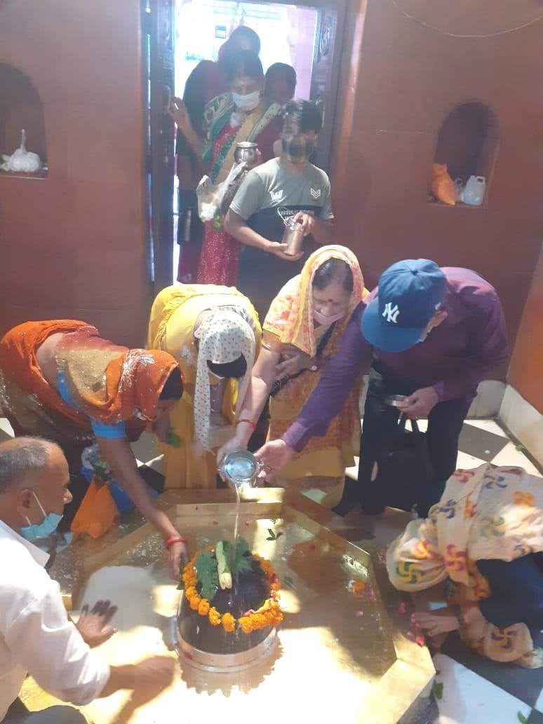 वीरभद्र मंदिर में जलाभिषेक करते शिवभक्त।