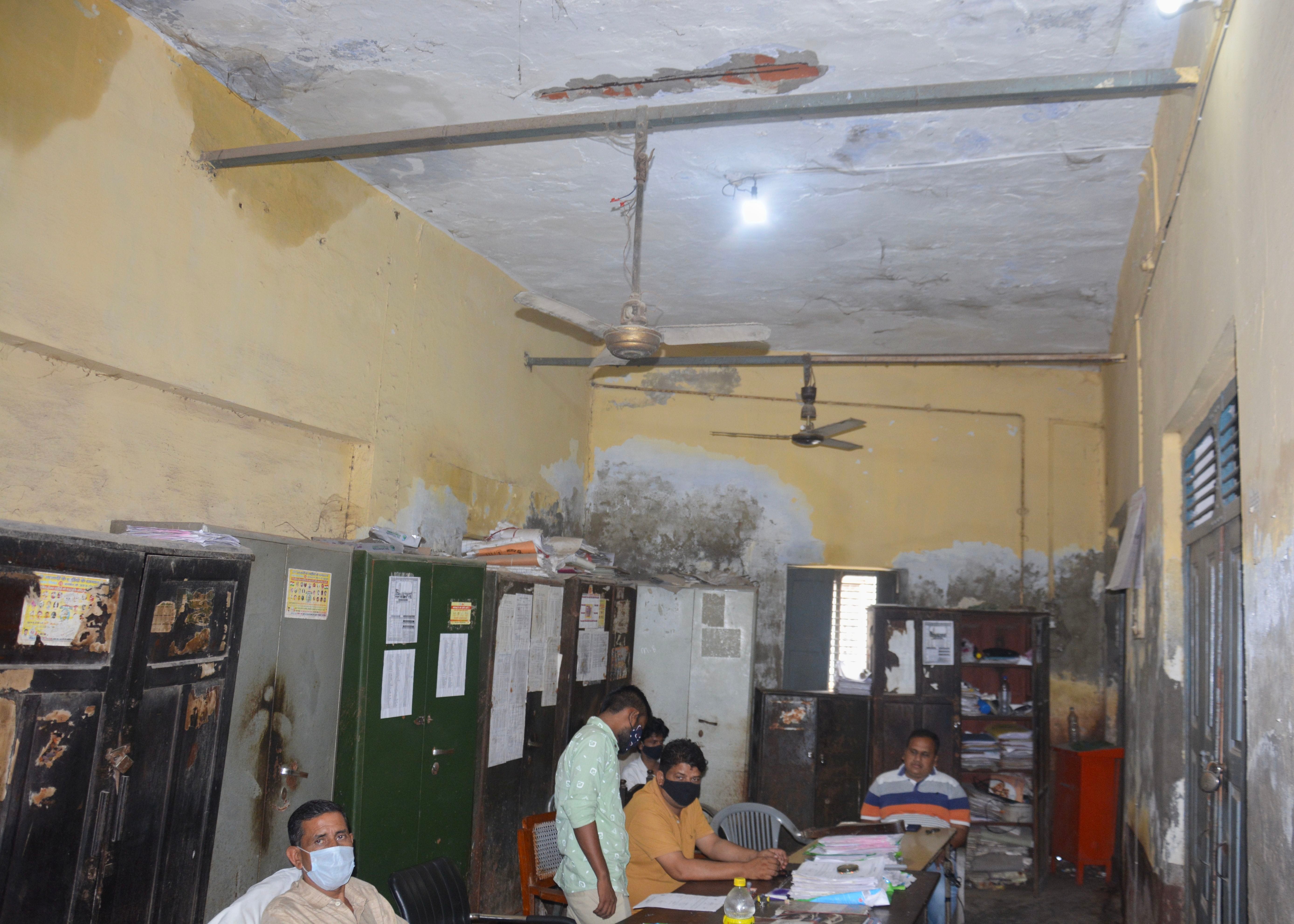 नगर निगम के स्वास्थ्य विभाग कार्यालय में जर्जर छतों से टपकता पानी नगर निगम के स्वास्थ्य विभाग कार्यालय में जर्जर छतों से टपकता पानी