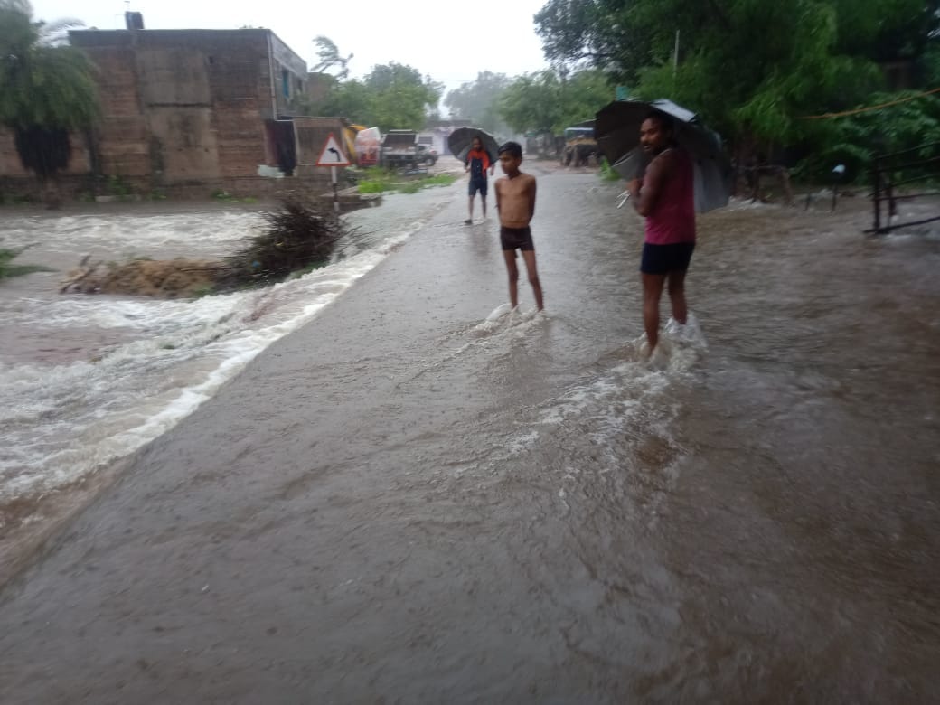 जखोरा मानसरोवर तालाब से बाराद्वार में से निकलकर सड़क पर बहता पानी।