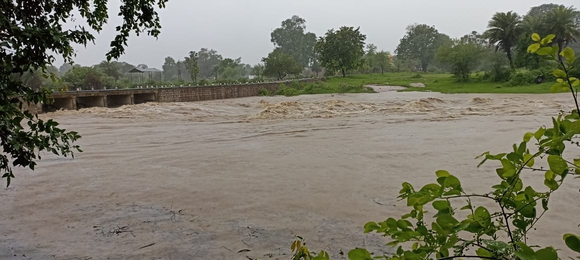 ग्राम कारीटोरन में उफनाता बरुआ नाला ग्राम कारीटोरन में उफनाता बरुआ नाला
