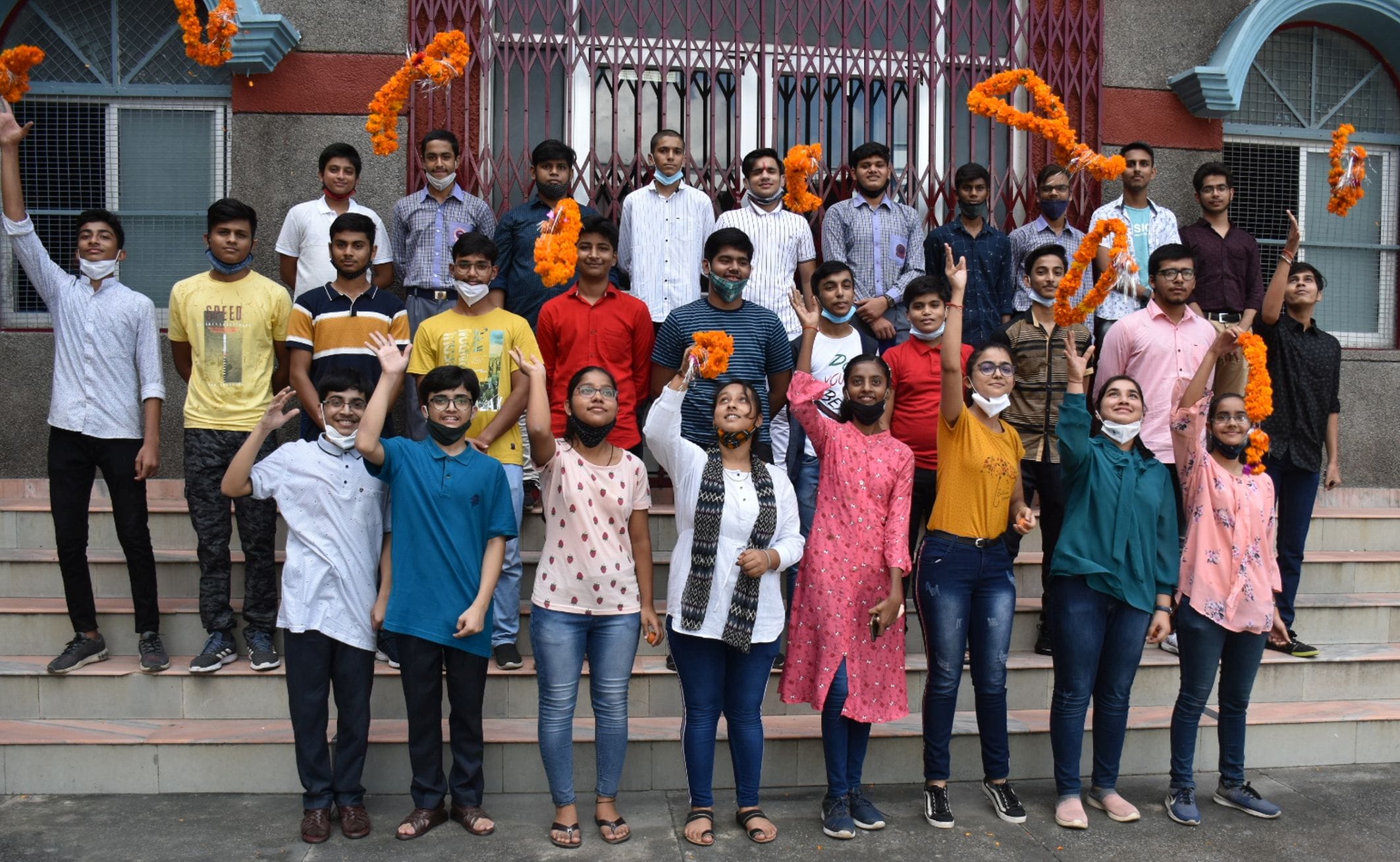 अयोध्या-उदया पब्लिक स्कूल में हाईस्कूल परीक्षा परिणाम आने के बाद उत्साहित मेधावी।