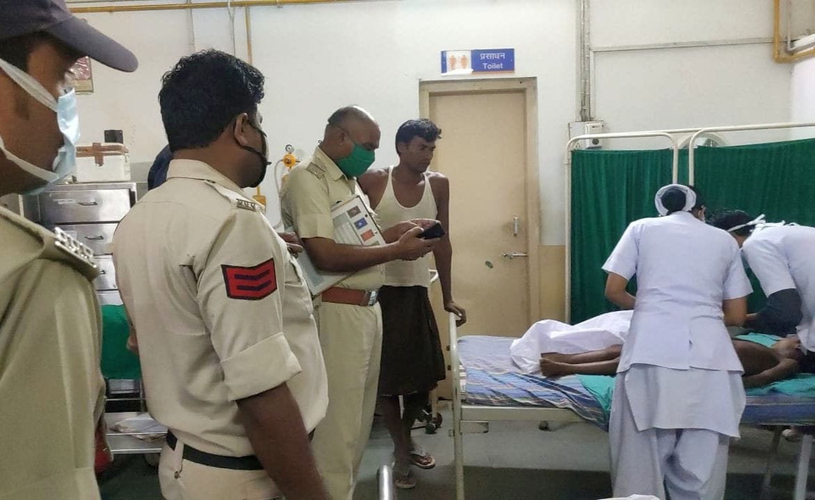 जानकीकुंड अस्पताल में बच्चों के स्वास्थ्य की जानकारी लेते पुलिस अधिकारी । संवाद जानकीकुंड अस्पताल में बच्चों के स्वास्थ्य की जानकारी लेते पुलिस अधिकारी । संवाद