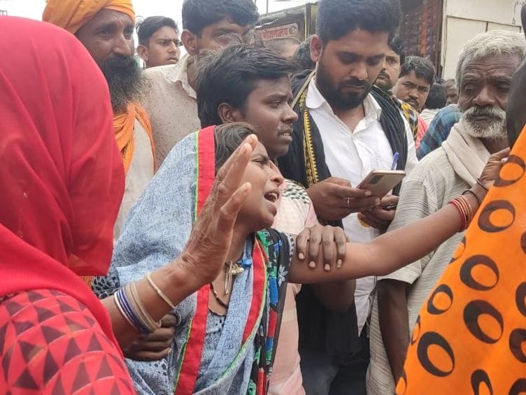 घटना के बाद रोते बिलखते परिजन। संवाद घटना के बाद रोते बिलखते परिजन। संवाद