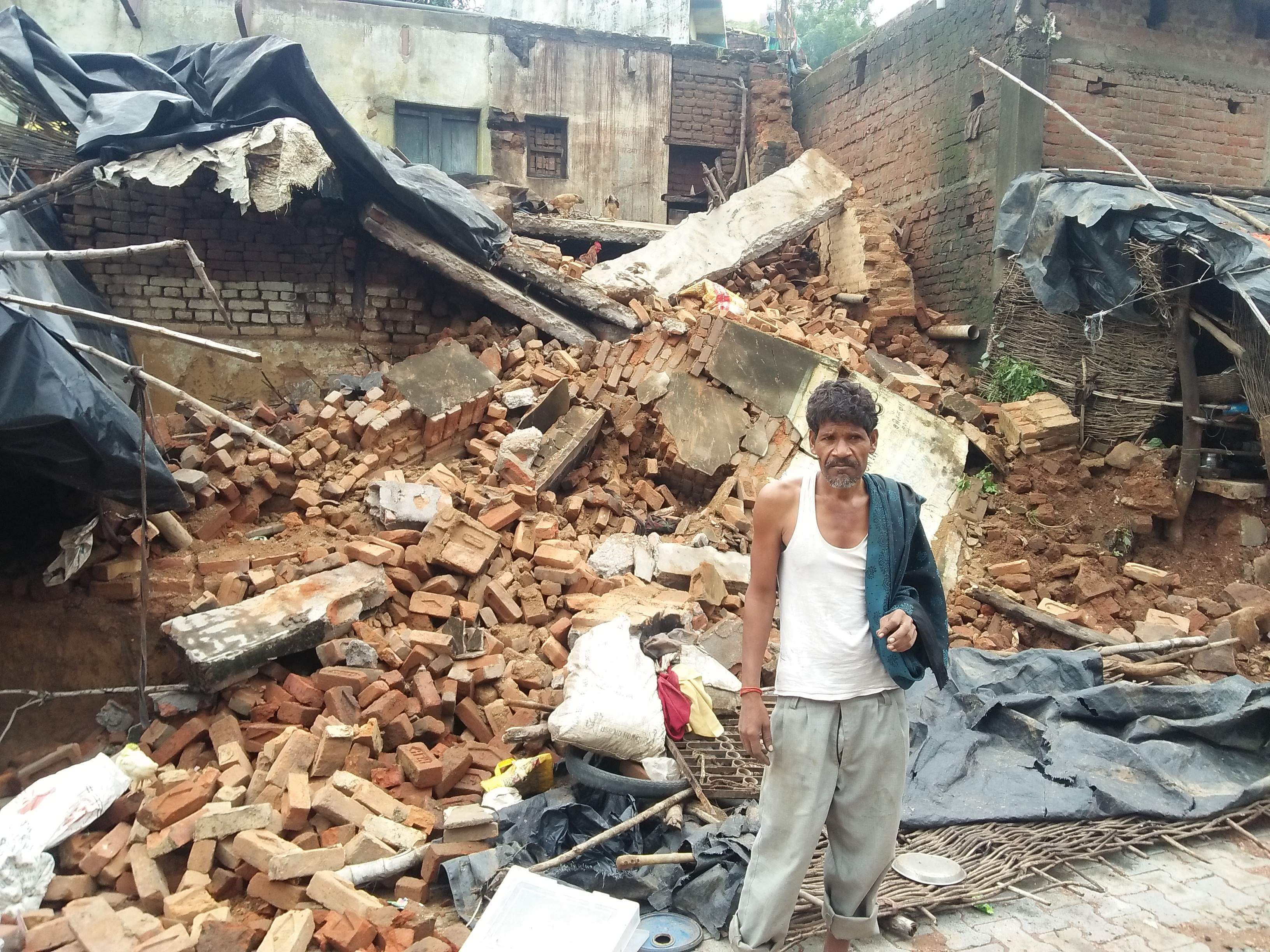 बारिश में गिरा मकान बारिश में गिरा मकान