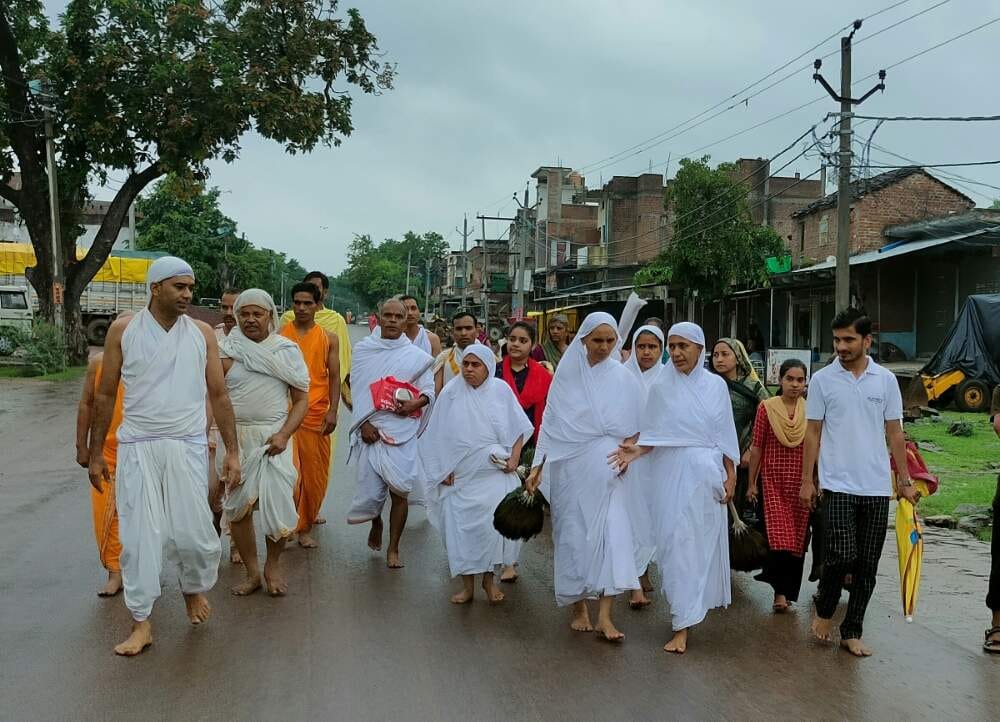 जिनबिंबों के दर्शन के लिए जाता आर्यिका संघ जिनबिंबों के दर्शन के लिए जाता आर्यिका संघ