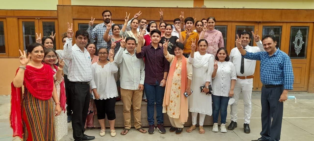 सीबीएसई 10वीं कक्षा का परिणाम आने पर खुशी मनाते इंडस पब्लिक स्कूल के स्टाफ सदस्य और विद्यार्थी। स?