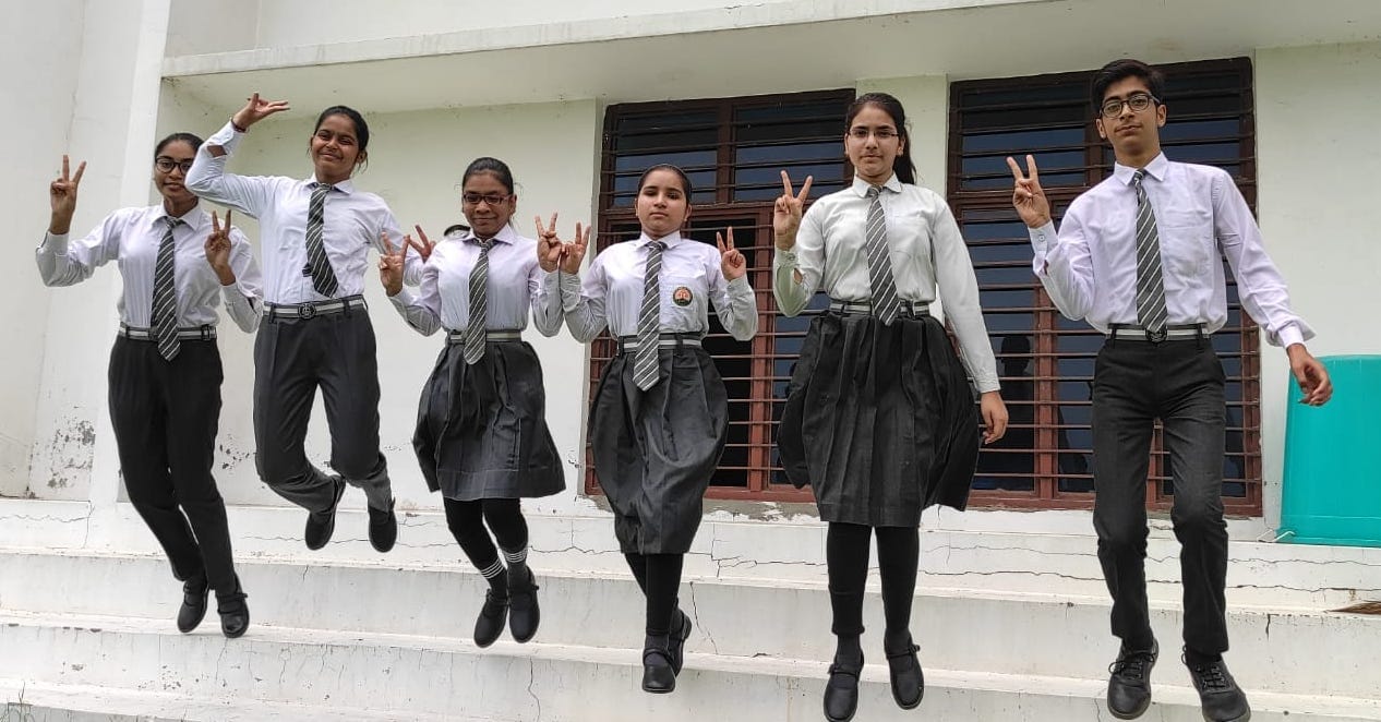 थानाभवन दिव्या पब्लिक स्कूल में खुशी मनाते छात्र छात्राएं थानाभवन दिव्या पब्लिक स्कूल में खुशी मनाते छात्र छात्राएं