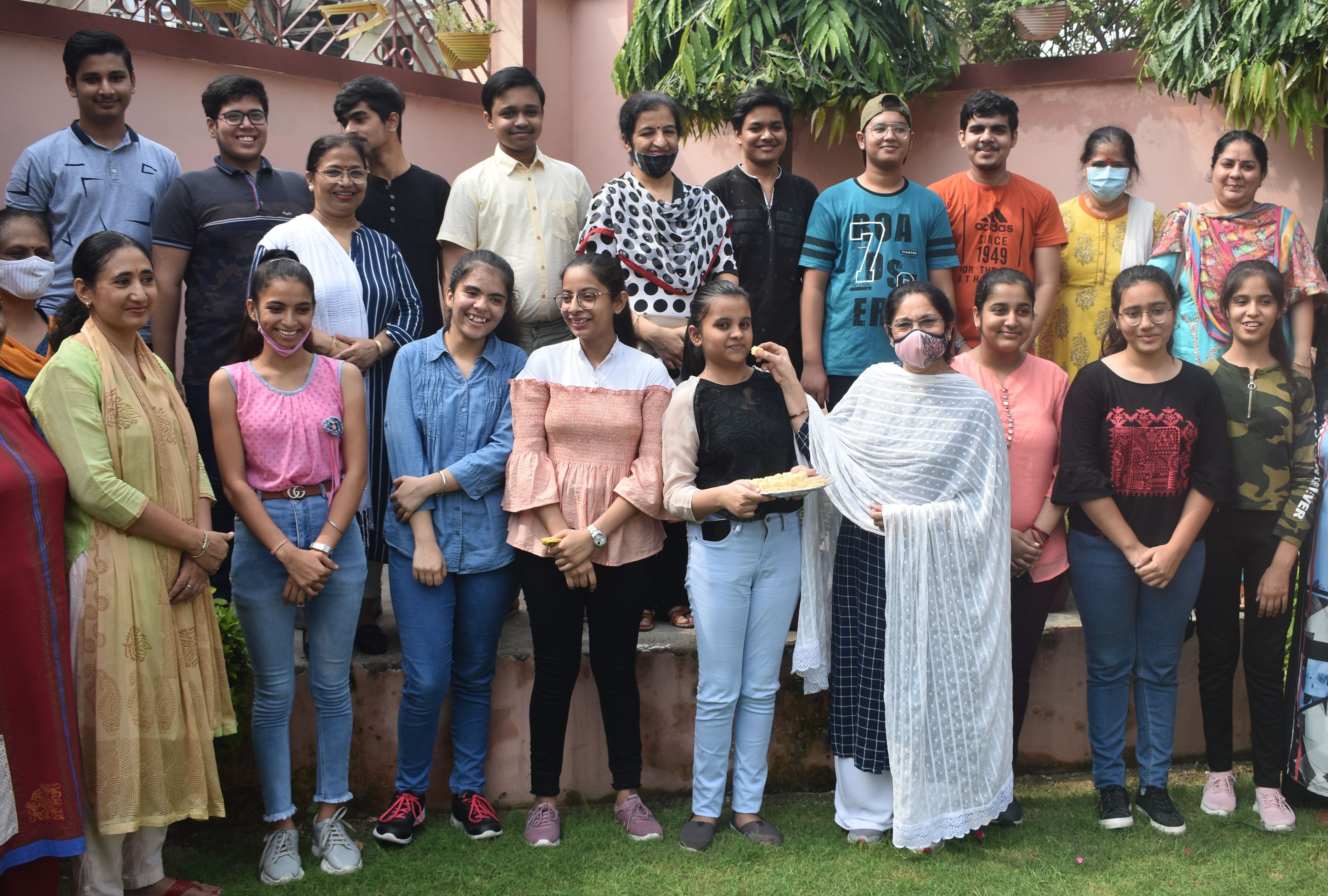पानीपत। डीएवी स्कूल हुडा में छात्रा को मिठाई खिलाकर बधाई देती हुई प्राचार्या व साथ में मौजूद विद?