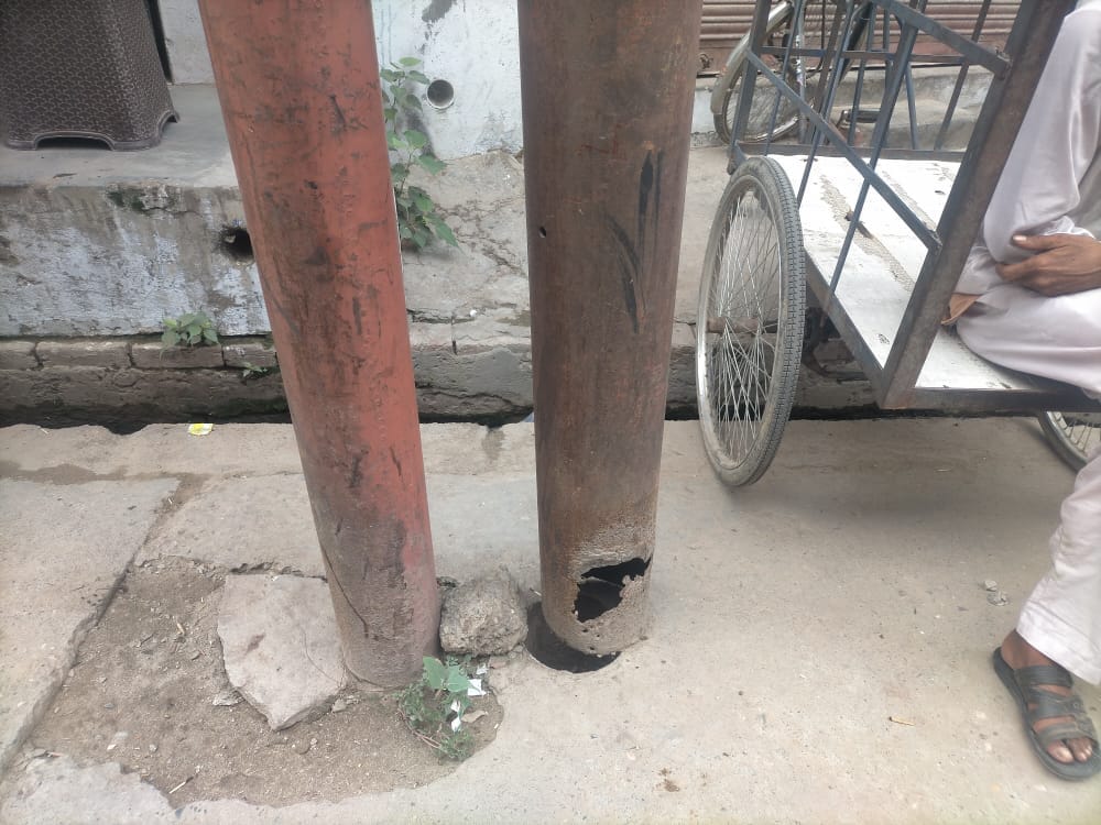 कैराना में गौशाला के पास जमीन के अन्दर से अलग हुआ बिजली का खंबा