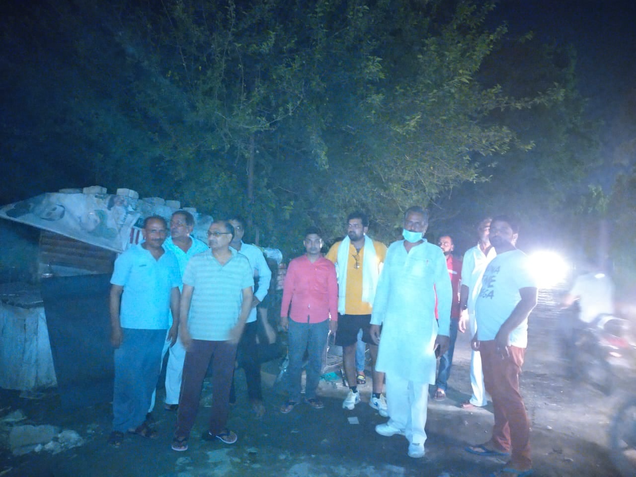 गोहाना रोड शुगर मिल के पास बनाए जा रहे शराब के ठेके के विरोध में रात को मौके पर पहुंचे पार्षद बलराम गोहाना रोड शुगर मिल के पास बनाए जा रहे शराब के ठेके के विरोध में रात को मौके पर पहुंचे पार्षद बलराम