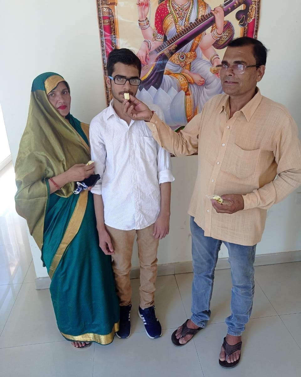 शामली वेदांतम पब्लिक स्कूल कुडाना में स्कूल के टॉपर छात्र अभि मलिक को मिठाई खिलाते परिजन शामली वेदांतम पब्लिक स्कूल कुडाना में स्कूल के टॉपर छात्र अभि मलिक को मिठाई खिलाते परिजन