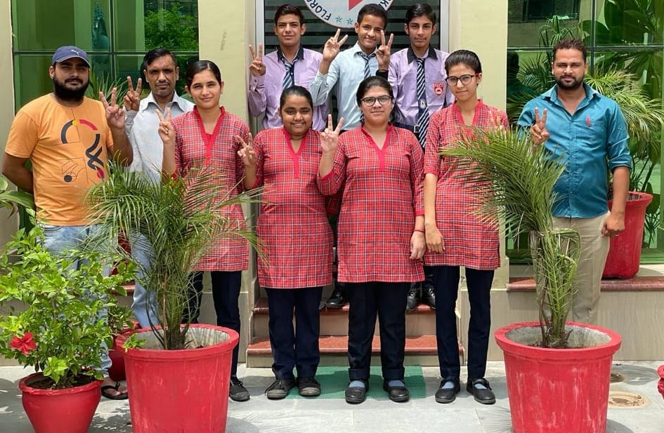 शामली एफ डी पब्लिक स्कूल गढीपुख्ता में खुशी मनाते छात्र छात्राएं शामली एफ डी पब्लिक स्कूल गढीपुख्ता में खुशी मनाते छात्र छात्राएं