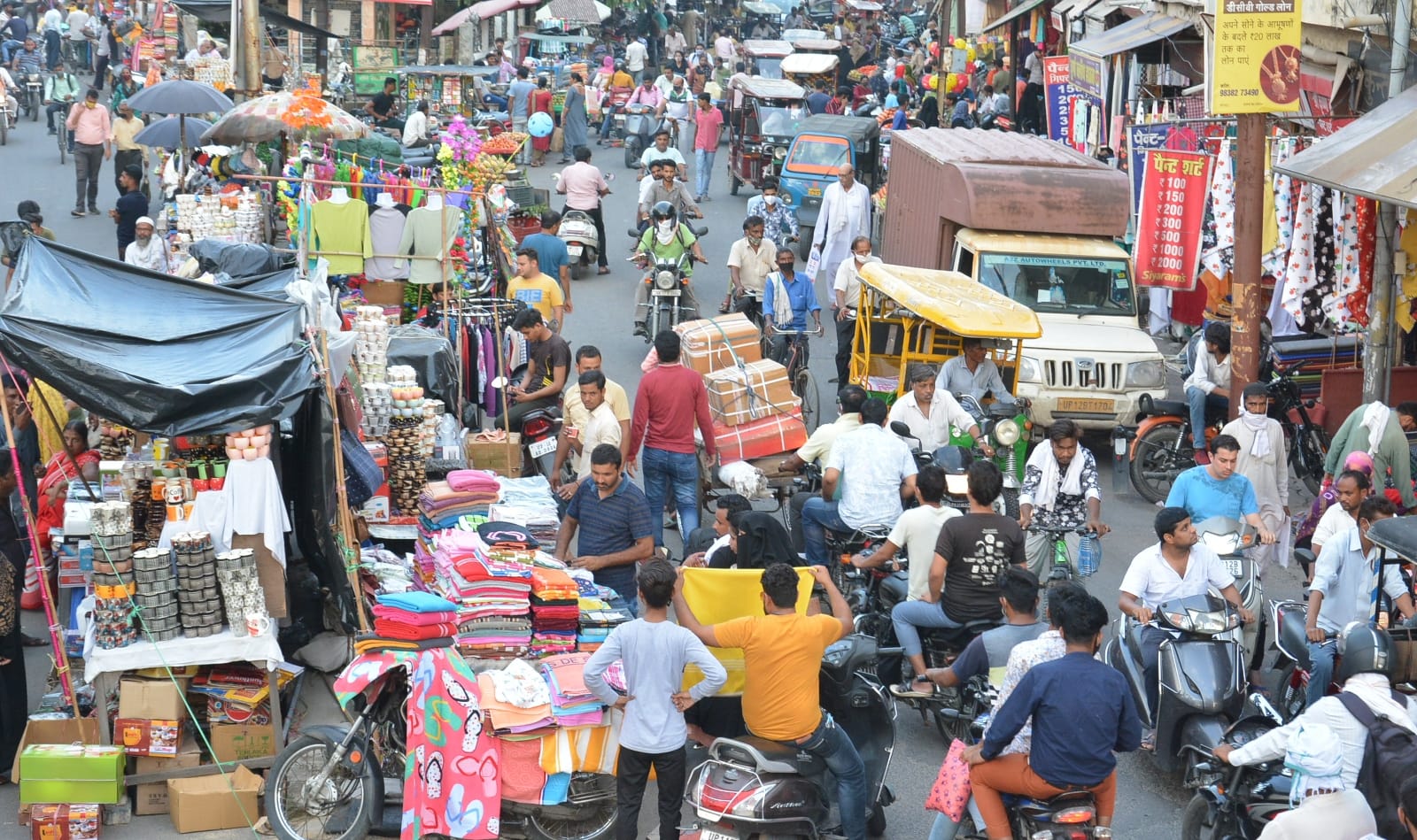 नगर के झांसी रानी चौक पर सड़क पर लगी ठेलेनुमा दुकानों से किया अतिक्रमण के कारण लगा जाम। नगर के झांसी रानी चौक पर सड़क पर लगी ठेलेनुमा दुकानों से किया अतिक्रमण के कारण लगा जाम।