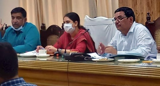 शामली कलक्ट्रेट सभागार में बैठक लेती डीएम जसजीत कौर शामली कलक्ट्रेट सभागार में बैठक लेती डीएम जसजीत कौर