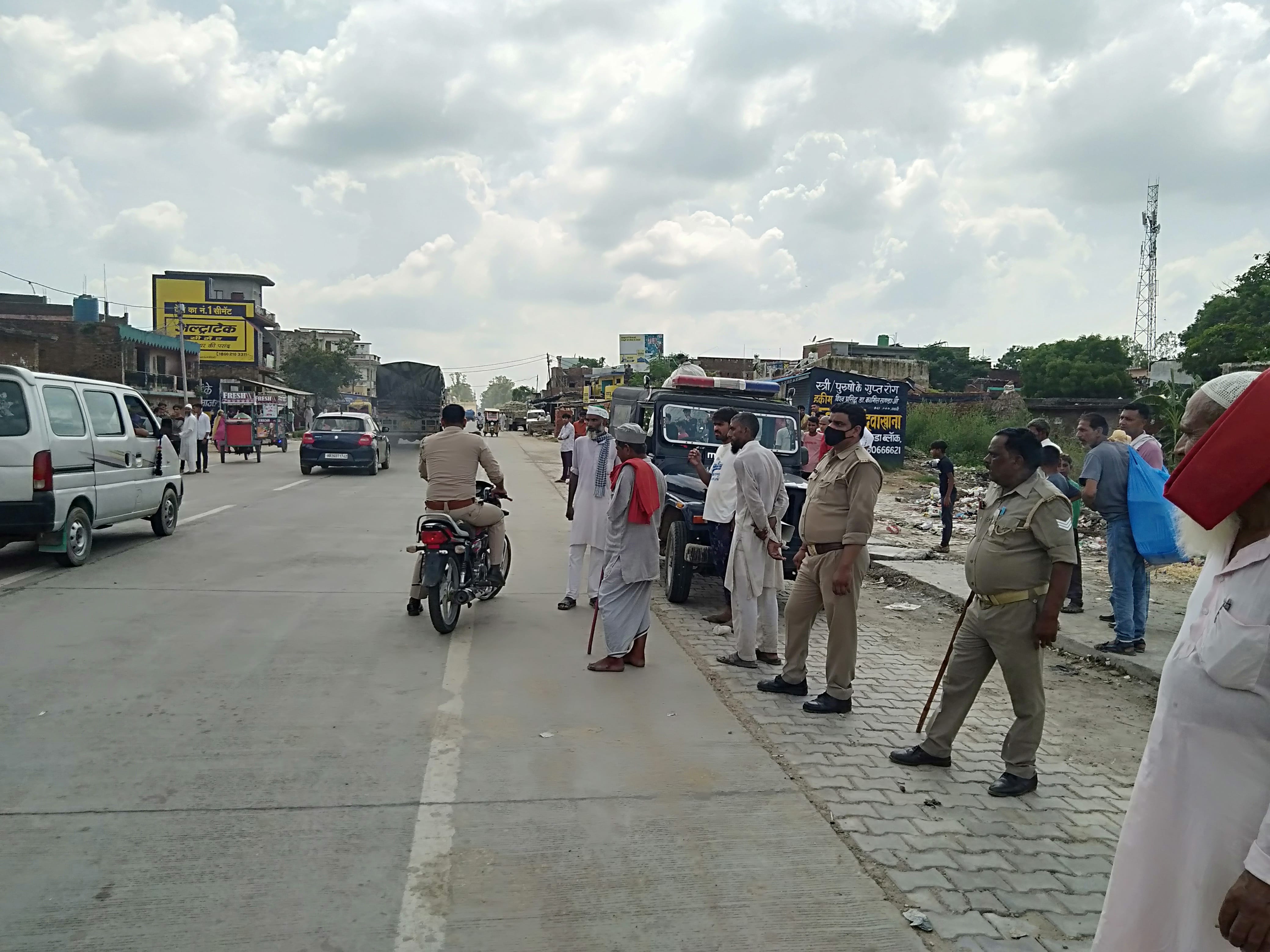 शाहपुर के गांव तावली में महिला की मौत के बाद घटनास्थल पर मौजूद ग्रामीण व पुलिस। शाहपुर के गांव तावली में महिला की मौत के बाद घटनास्थल पर मौजूद ग्रामीण व पुलिस।