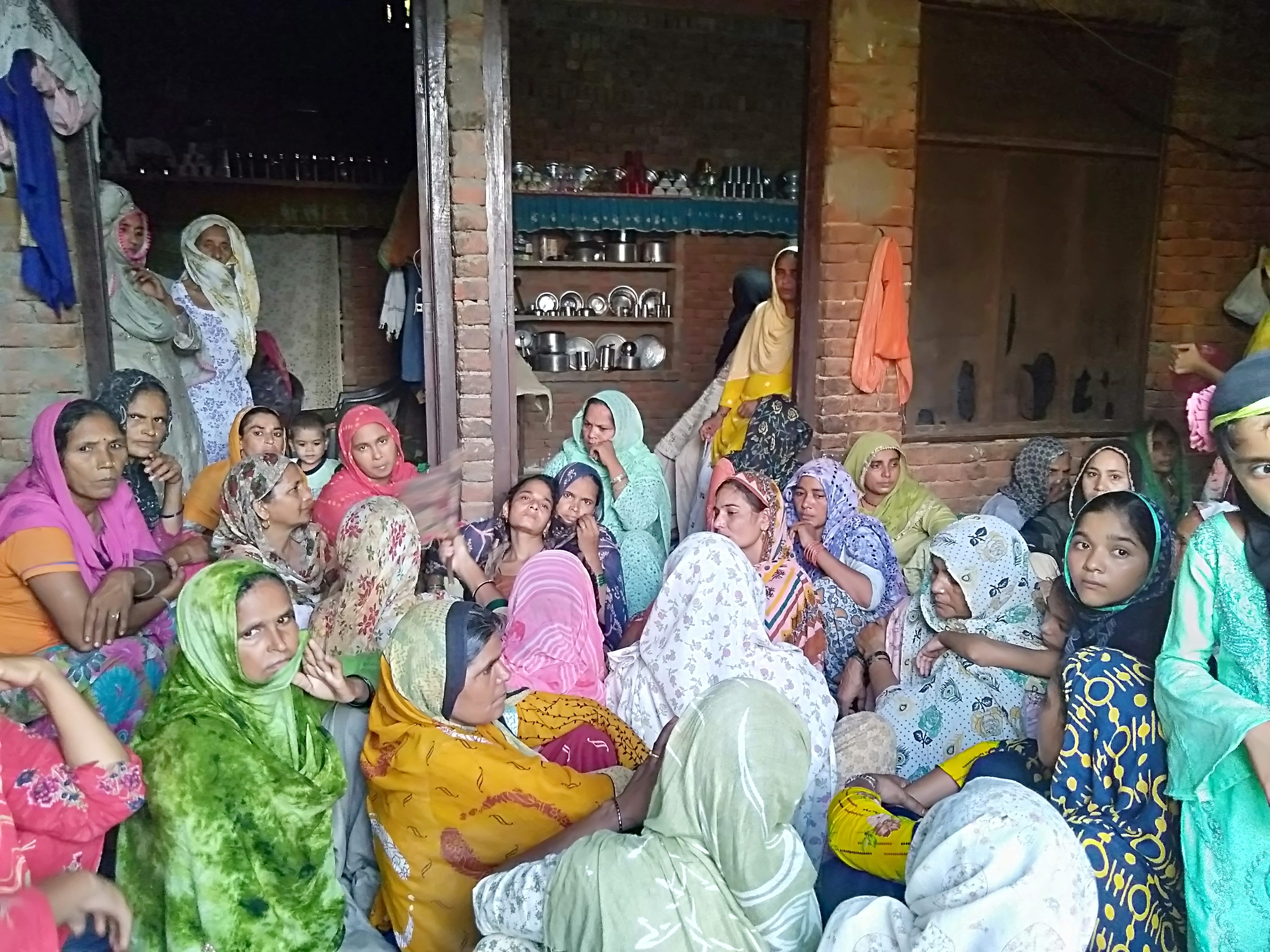 शाहपुर के गांव तावली में महिला की मौत के बाद विलाप करती महिलाएं। शाहपुर के गांव तावली में महिला की मौत के बाद विलाप करती महिलाएं।