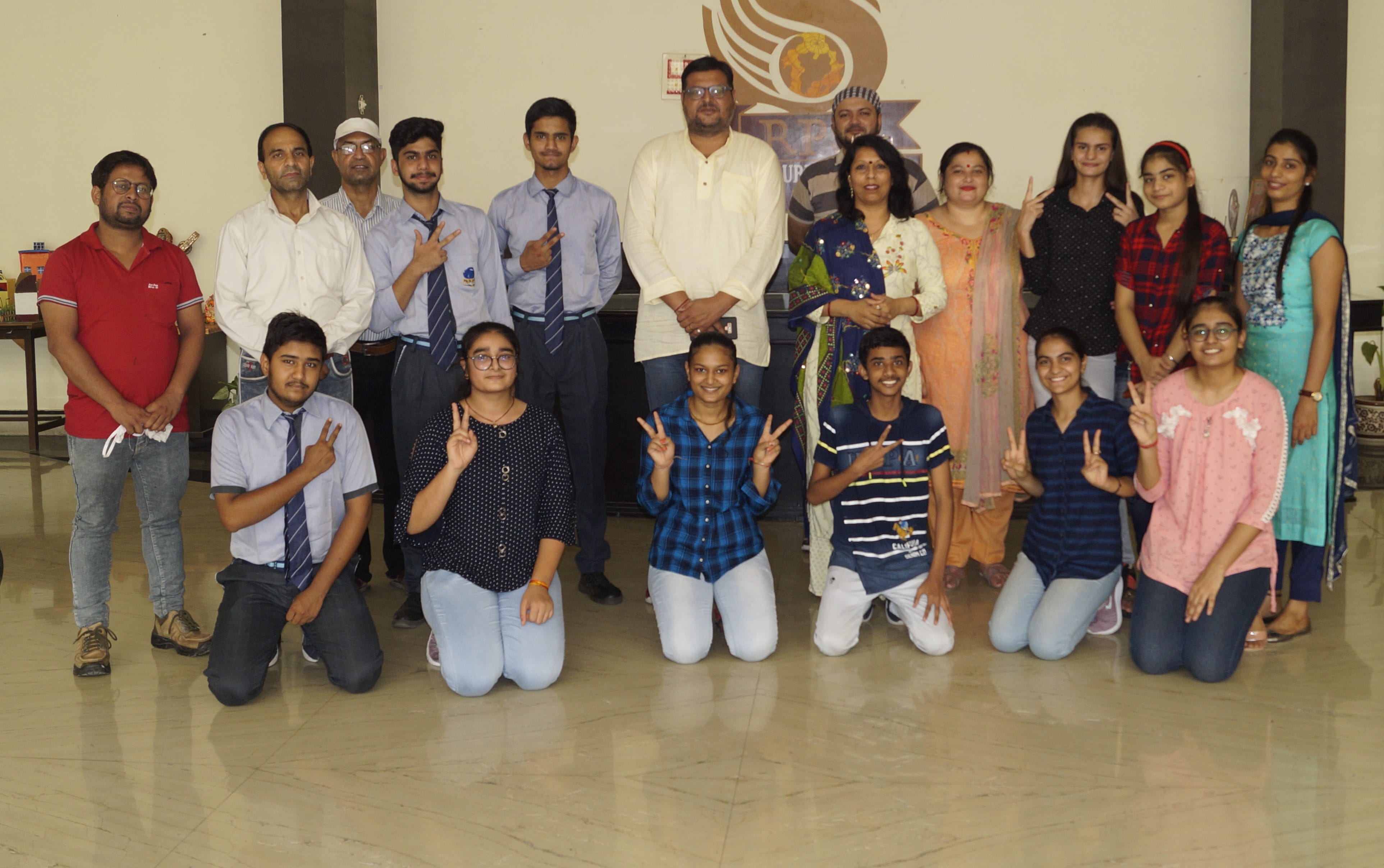 शामली रायल पब्लिक स्कूल में खुशी मनाते छात्र छात्राएं शामली रायल पब्लिक स्कूल में खुशी मनाते छात्र छात्राएं