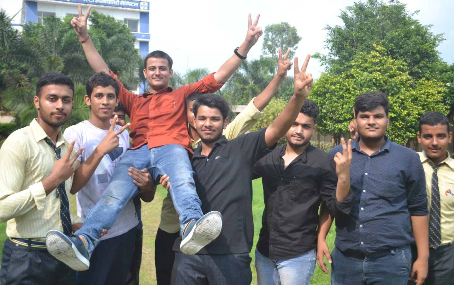 शामली मैप्लस एकेडमी में हाई स्कूल का रिजल्ट आने पर खुशी मनाते छात्र शामली मैप्लस एकेडमी में हाई स्कूल का रिजल्ट आने पर खुशी मनाते छात्र